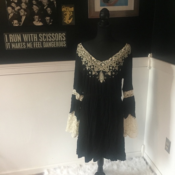 Forever 21 Dresses & Skirts - Forever 21+ Black and Cream Bell Sleeve Dress